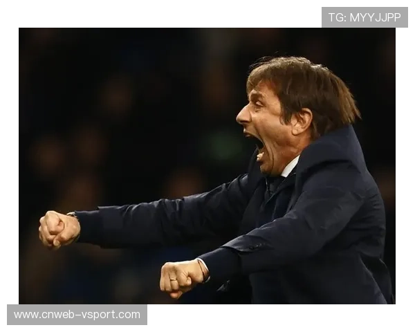 孔蒂场边激情指挥，与第四官员激烈交流